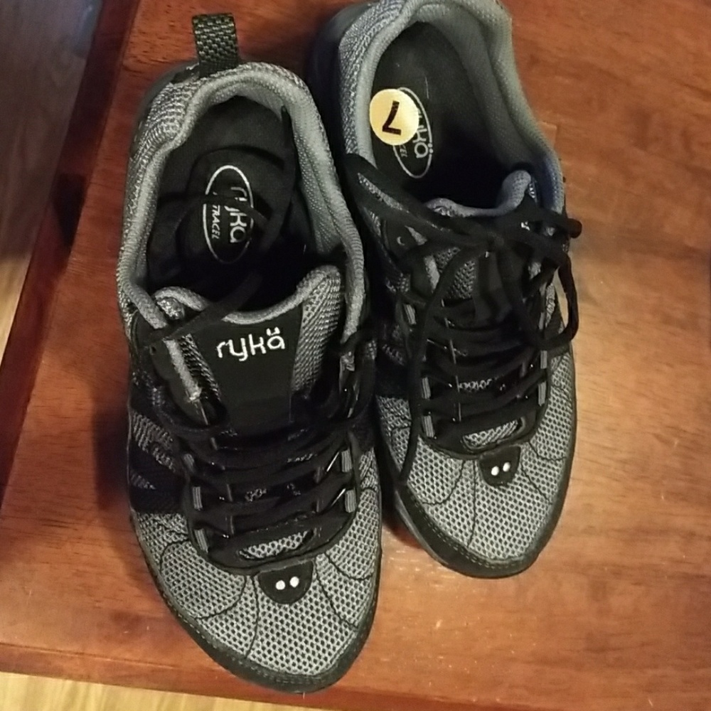 Athletic shoes